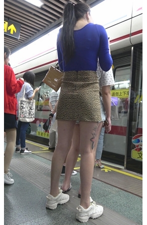 漂亮的豹纹裙纹身美女[1.23G/MP4]