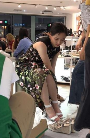 4K – 花裙子漂亮美女试鞋美足诱人 [2.23 GB]