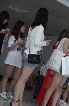 牛仔热裤美腿凉高跟街拍美女小姐姐