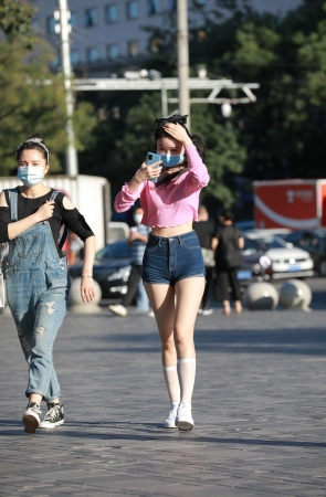 漂亮的黄衣美女小姐姐