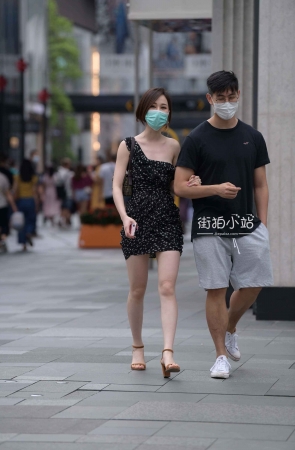 街拍斜肩裙美腿女友