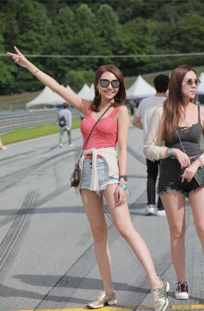 蓝色热裤美腿美背