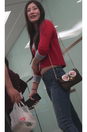 红衣牛仔裤漂亮美女