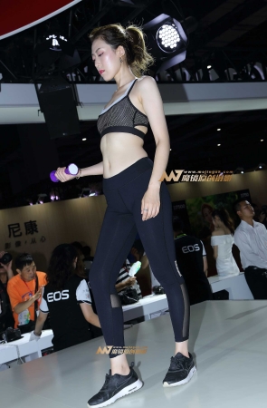 运动美女在凹造型