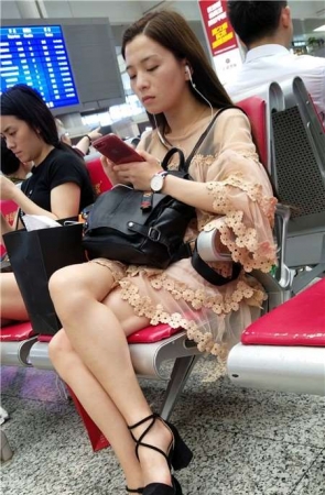 4k-米色连衣裙凉高跟街拍美腿小姐姐