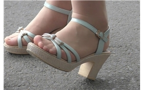 4k-长相可人丝袜美足少女