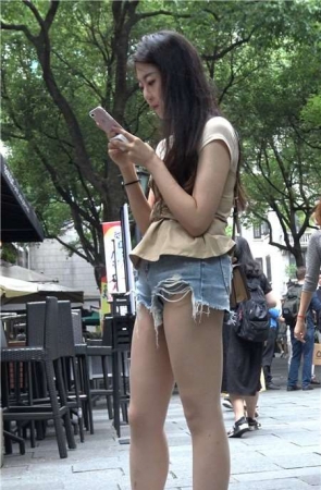 4K – 街拍超短牛仔热裤美女小姐姐 [455 MB]