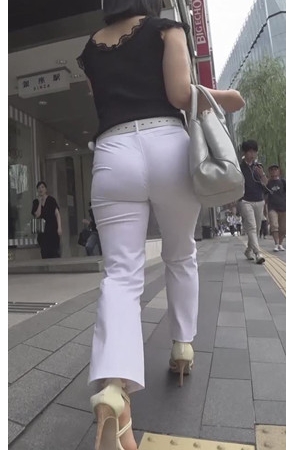 白色紧裤饱满圆润