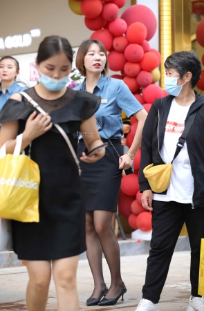 【街拍心灵】珠宝销 售顾问黑丝制服街拍美腿