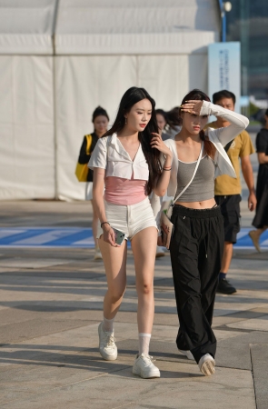 紧致白热裤女生