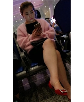 4k超清，高铁站候车室拍摄粉衣性感美腿肉肉的美女