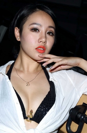 白色上衣小热裤