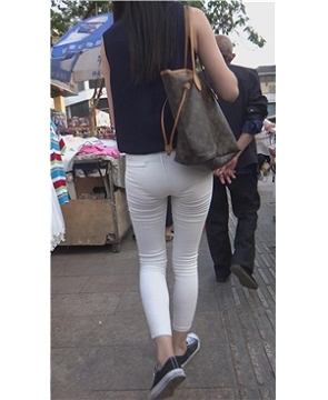 街拍苗条美腿紧身白裤清秀妹子 [1.41 GB]