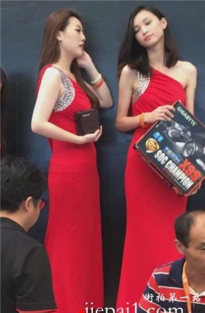 一席大红长裙气质性感美女模特们 [697 MB]