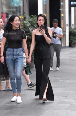 小背心，紧身裤小姐姐