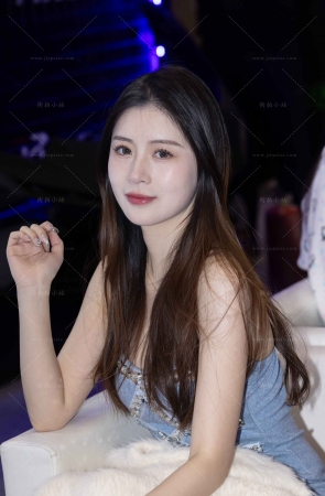 美丽的抹胸裙模特小姐姐