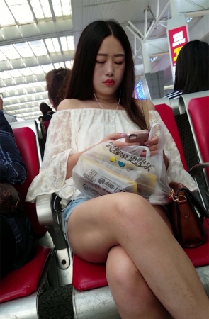 吊带衫热裤凉拖街拍美腿漂亮