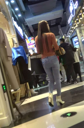 逛商场偶遇紧身蓝牛极品美臀