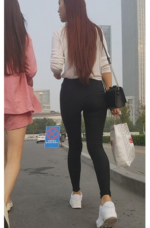长发黑裤美女