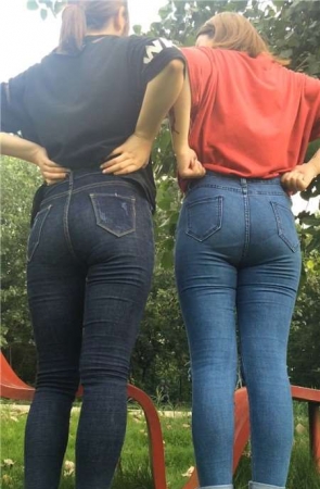 两个丰臀紧身牛仔裤美眉公园摆拍 [1.31 GB]