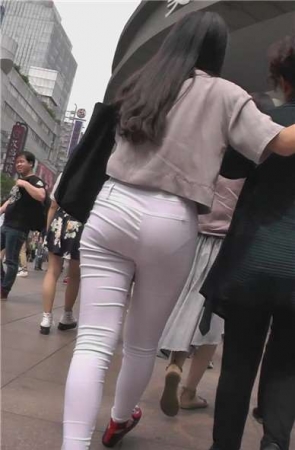 紧身白裤圆润美臀少女 [1.01 GB]