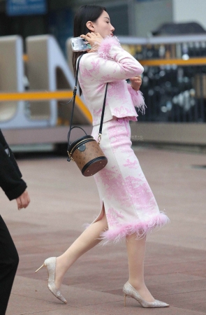 肉丝高跟街拍少妇