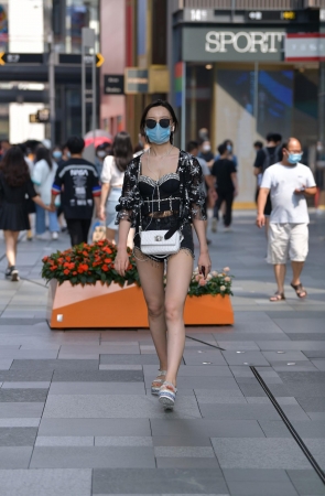 热裤大长腿美女