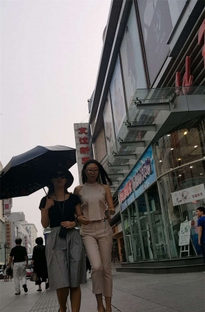 高挑身材紧裤显内痕少妇