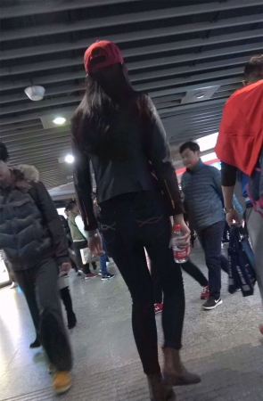 此女走路很有大姐大风范