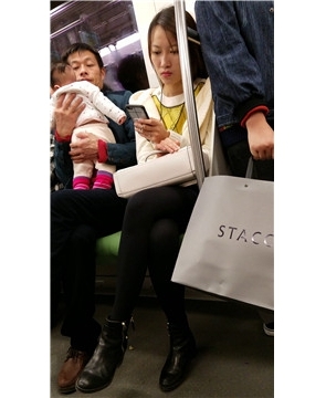 4k-地铁上遇见长腿黑丝小清新甜美妹子。