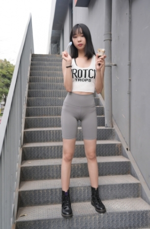 灰色紧身瑜伽裤MM