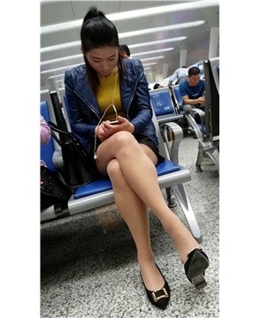 4k-车站候车室拍摄长腿肉丝丰满美少妇，挑鞋功夫不错哦。