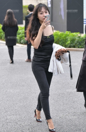 铅笔紧牛高跟，显得更有女人味