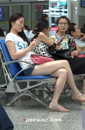 街拍美腿mm精致的美脚丫 [2.16 GB/MP4]