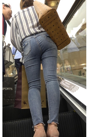 牛仔紧身裤小姐姐