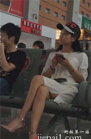 候车室坐对面超美长腿高跟鞋美眉，的确漂亮。