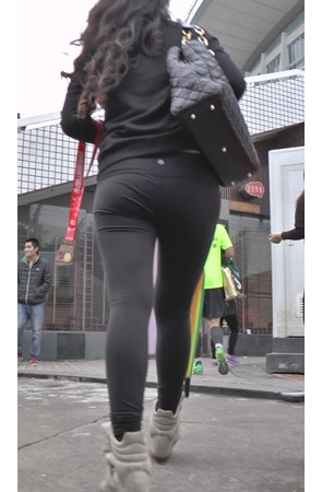 黑色紧身裤小姐姐