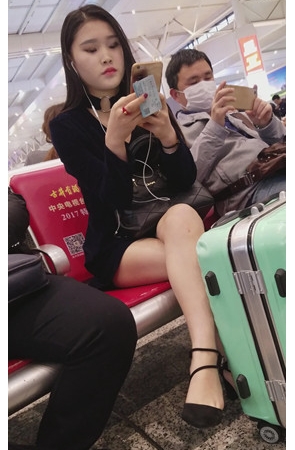 听歌的黑衣丰腴妹子