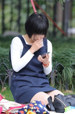 No779 清秀干练的短发少妇身穿长丝躺倒草坪