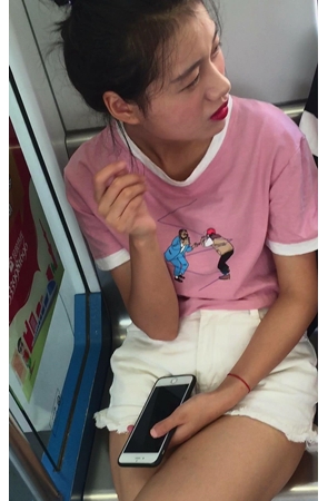 地铁偶遇白腿板鞋美眉