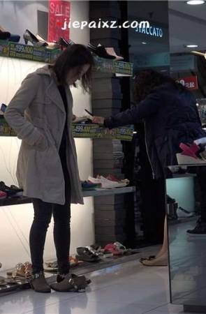 美女左挑右选还是没确定要哪双 [2.98 GB/MP4]