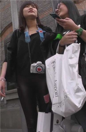 街拍黑色紧身弹力裤美女路边抽烟 [658 MB]