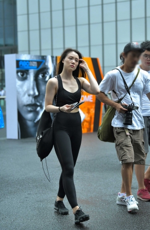 干练修身的黑色运动裤美女