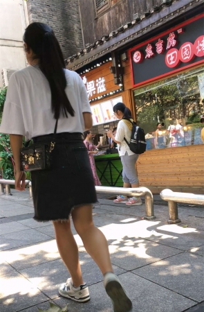 吃小吃的黑色短裙美女