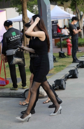 【街拍心灵】时装周御姐黑丝街拍美腿高跟