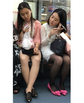 对面坐的两美女有点小诱惑，还让不让人好好坐地铁啦。