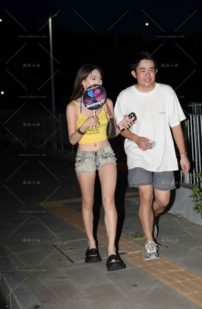 夜拍清凉的热裤小女友 [21P]