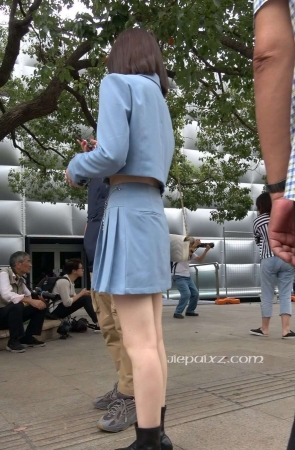 4K – 街拍蓝色小短裙街拍皮靴美眉 [515 MB/MP4]