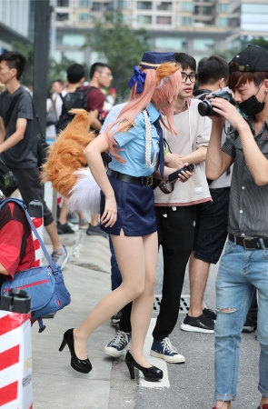 辉辉街拍作品 – 极品肉丝美腿狐狸jingguan