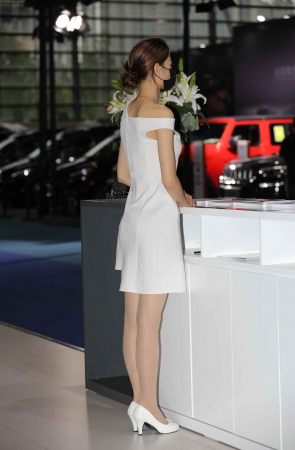 【街拍心灵】车展礼仪肉丝街拍美腿高跟